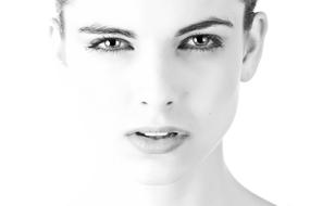 black and white portrait of a girl with a beautiful face
