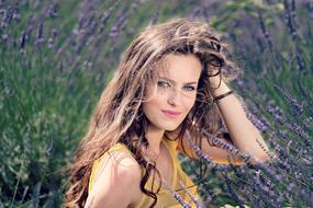 girl posing on the lavender field