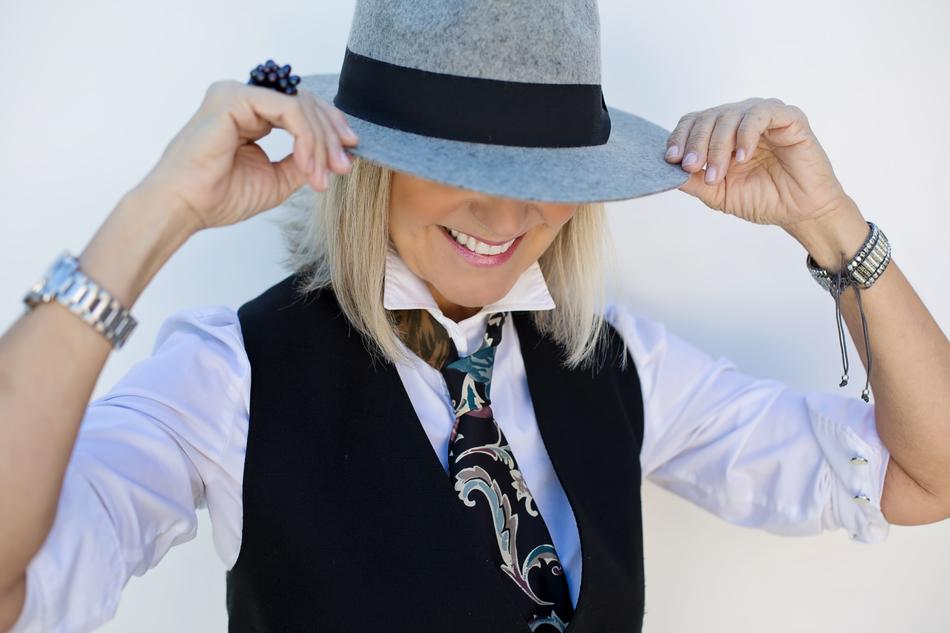 Woman with the suit and hat