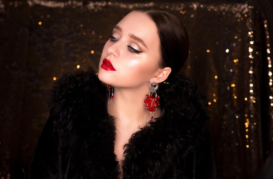 Colorful portrait of the fashionable woman