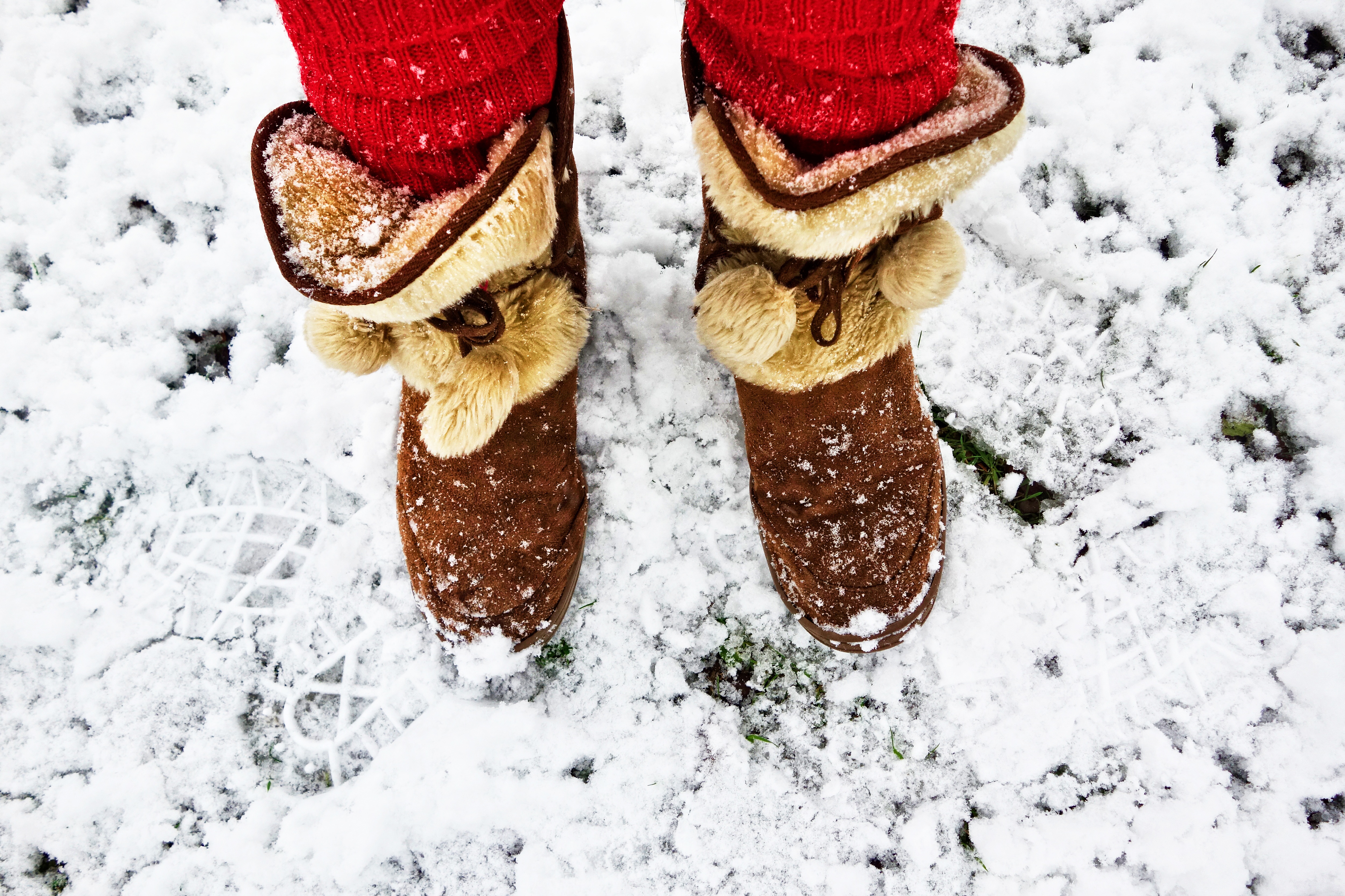 Ноги снежок. Зимняя обувь. Зимняя обувь на снегу. Ноги в снегу. Сапоги для снега.
