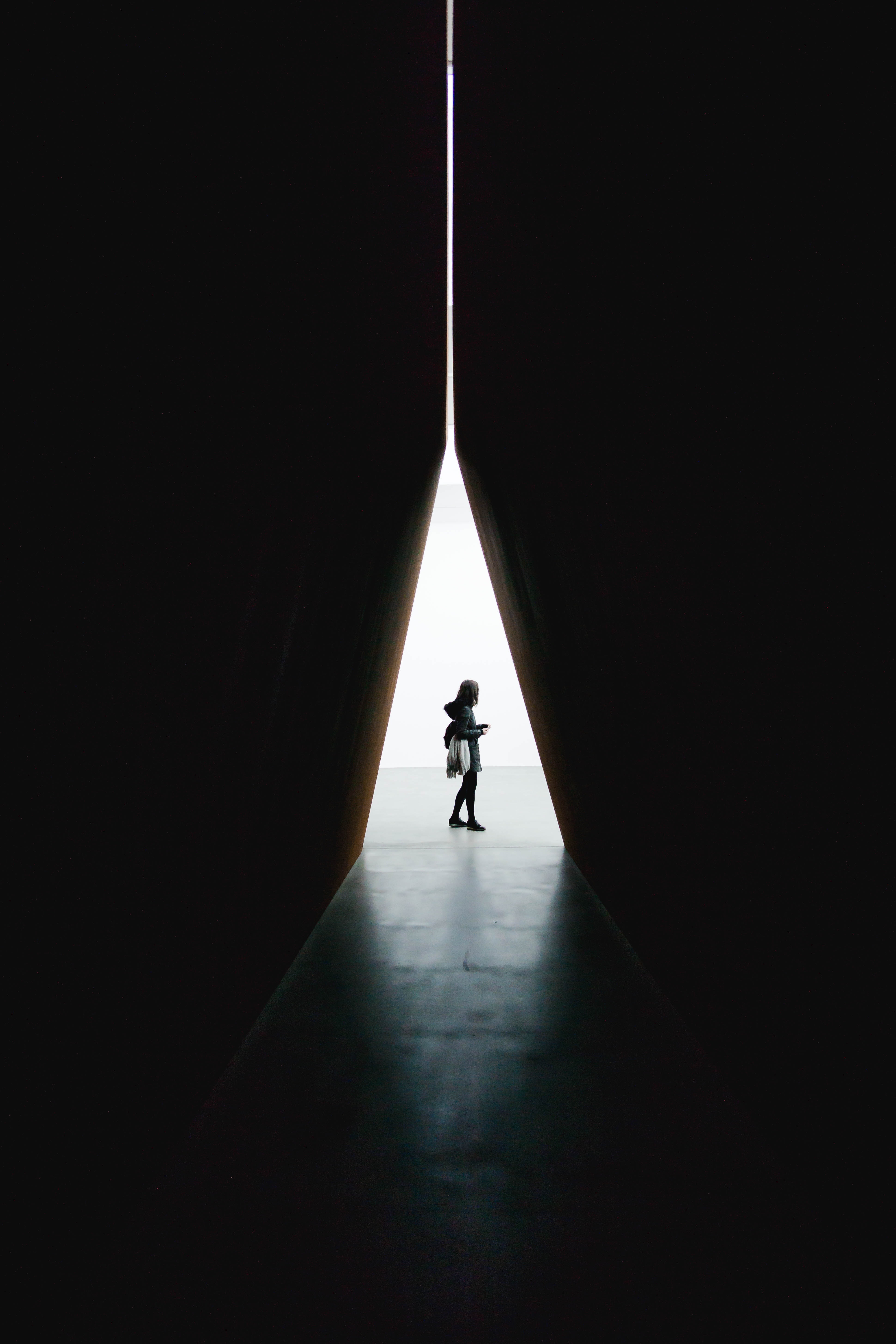 Standing between. В тени человека. Свет от человека. Сильные мысли абстракция. Картинки с тенью человека со смыслом.