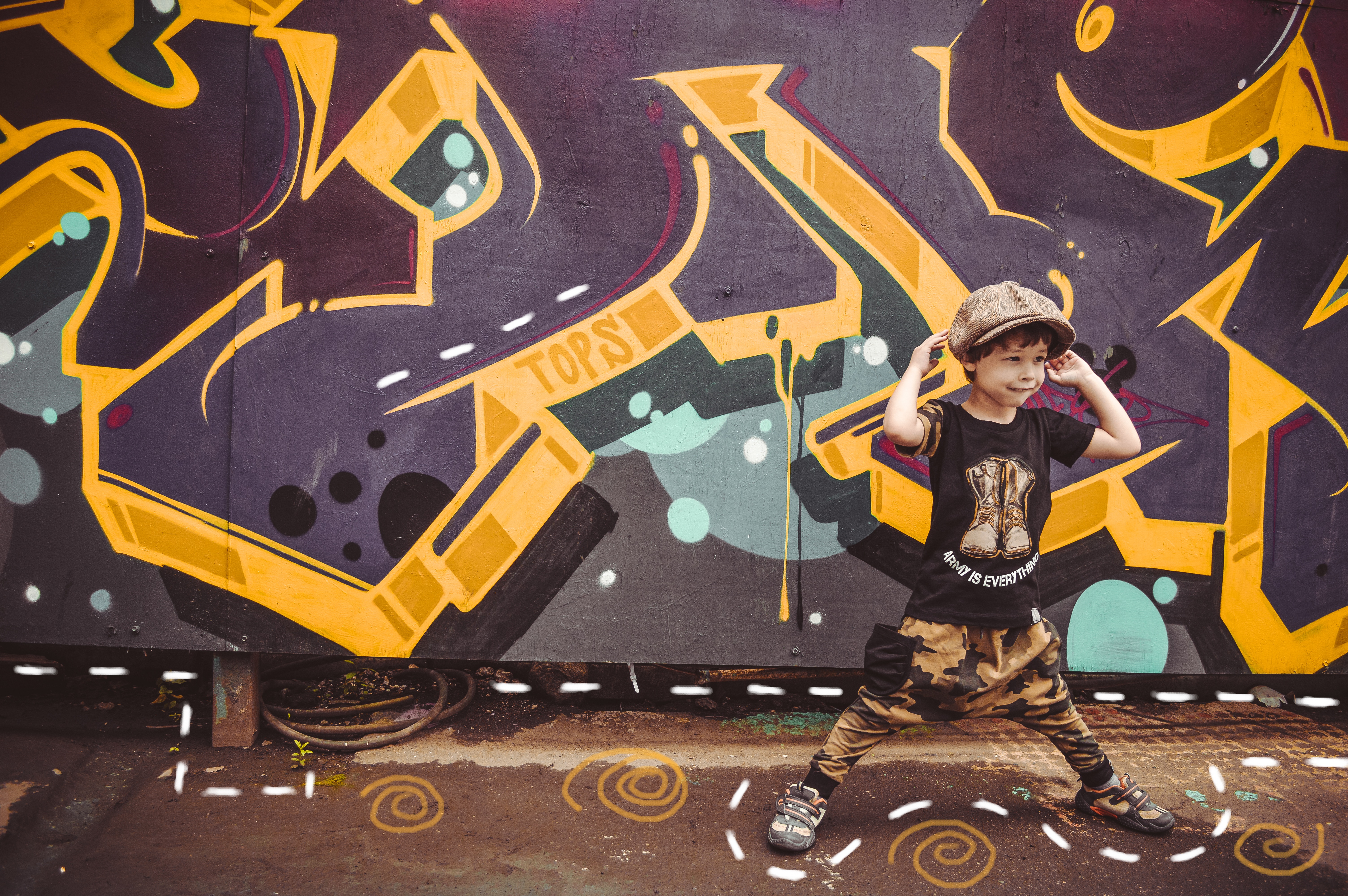 Дети на фоне граффити