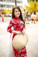 vietnamese girl with traditional dress and hat