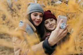 mom and daughter at the autumn photo shoot