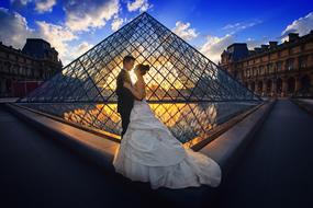 wedding couple near Louvre