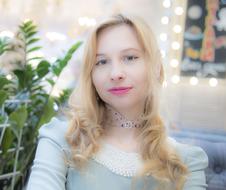 photo portrait of a blonde in a cafe