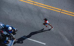 woman running marathon