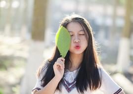 Girl Lovely with green leaf