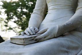 monument to elizabeth of bavaria close up