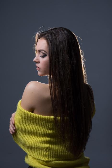 Model Fashion Girl yellow jumper