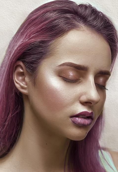 Model with purple Makeup