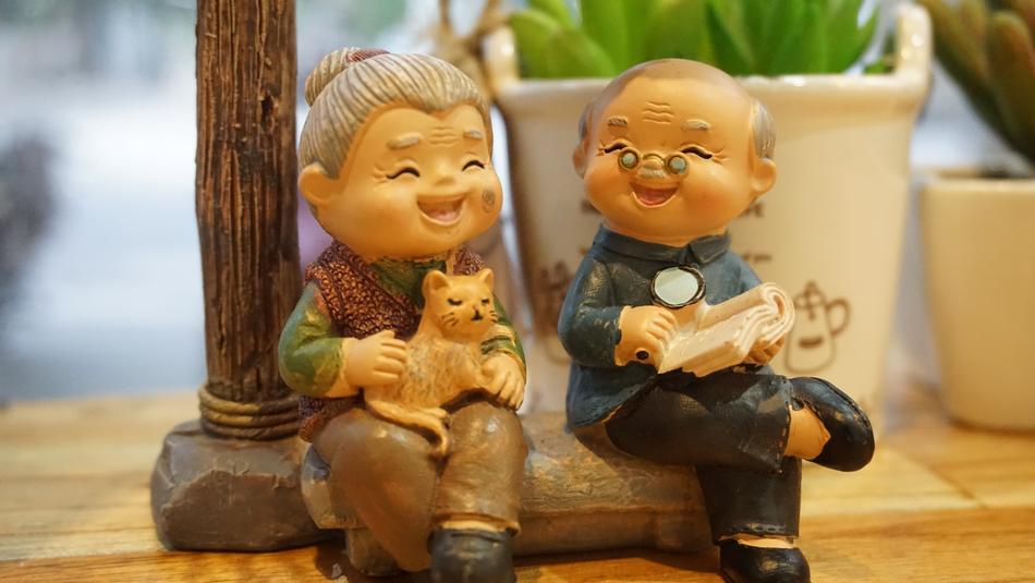 Grandparents Talking on bench, figurine