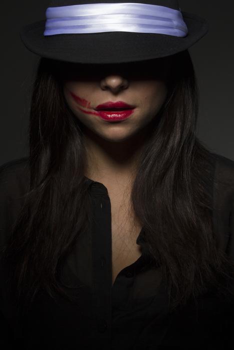 Model Young Fashion red lips and greu hat