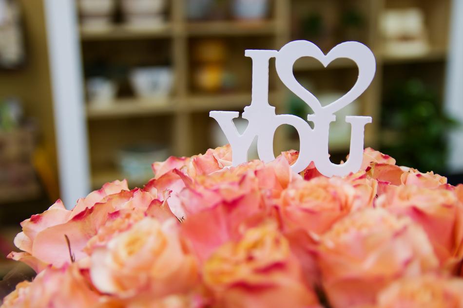 Beautiful and colorful bouquet of the roses, with the white 'I Love You' sign