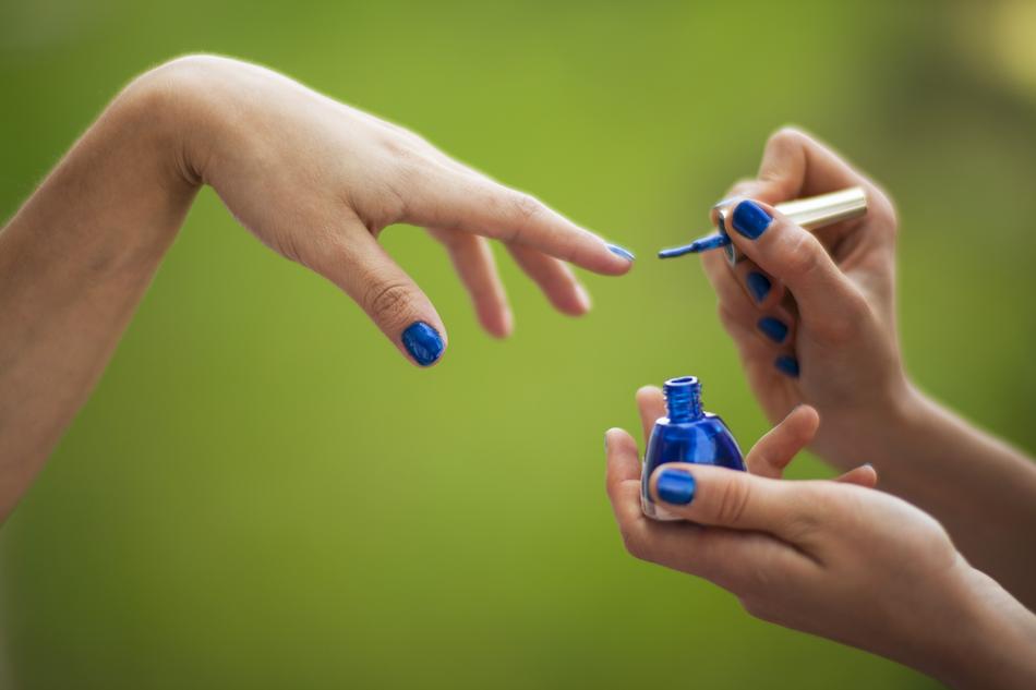 paint your nails with blue varnish