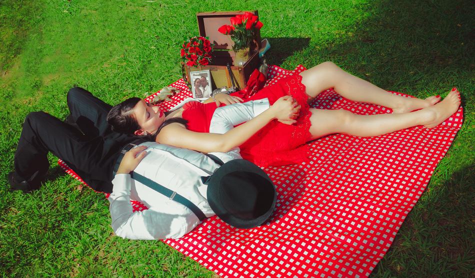glamour young Couple Lying on lawn