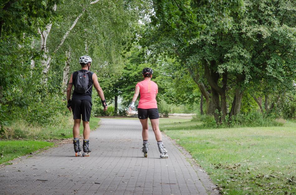 couple rollerblading in the park