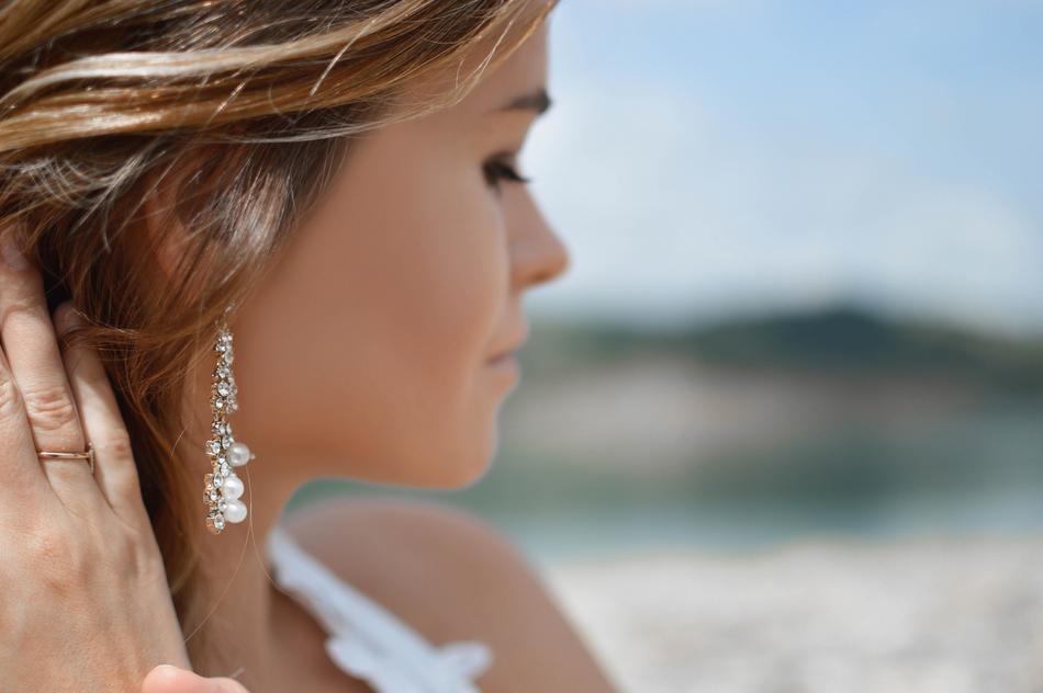 [portrait of a woman with pearl earrings
