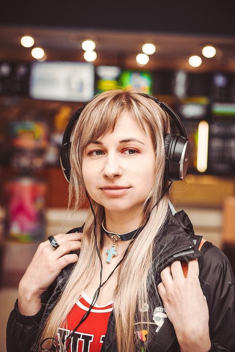girl with headphones in the store