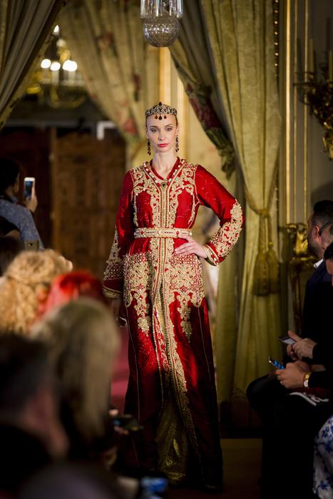 arab moedel on the catwalk