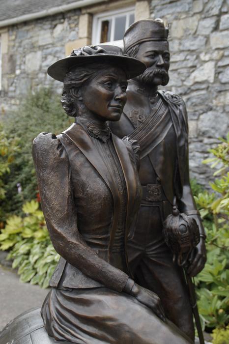 bronze sculpture of a man and a woman in Dufftown