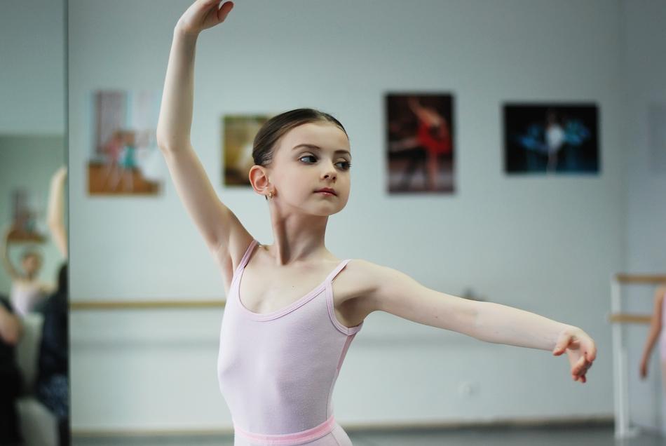 ballerina in the hall at a choreography lesson