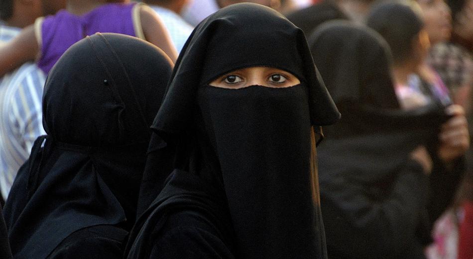 girl with black veil in india