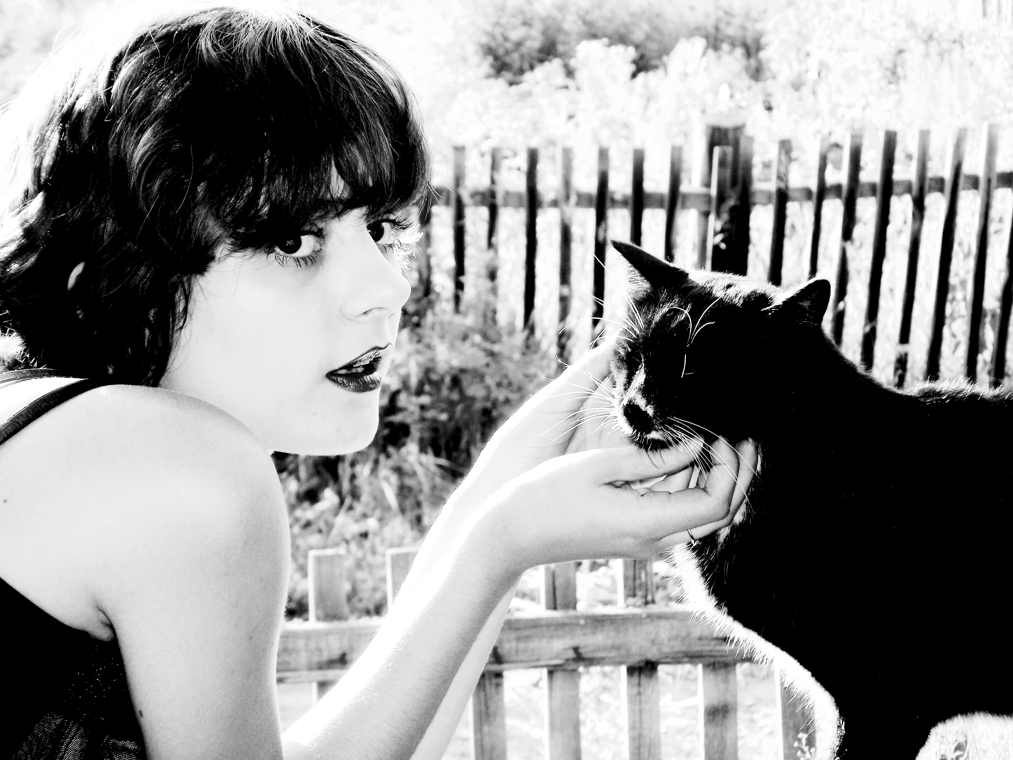 Женщина с черным котом
