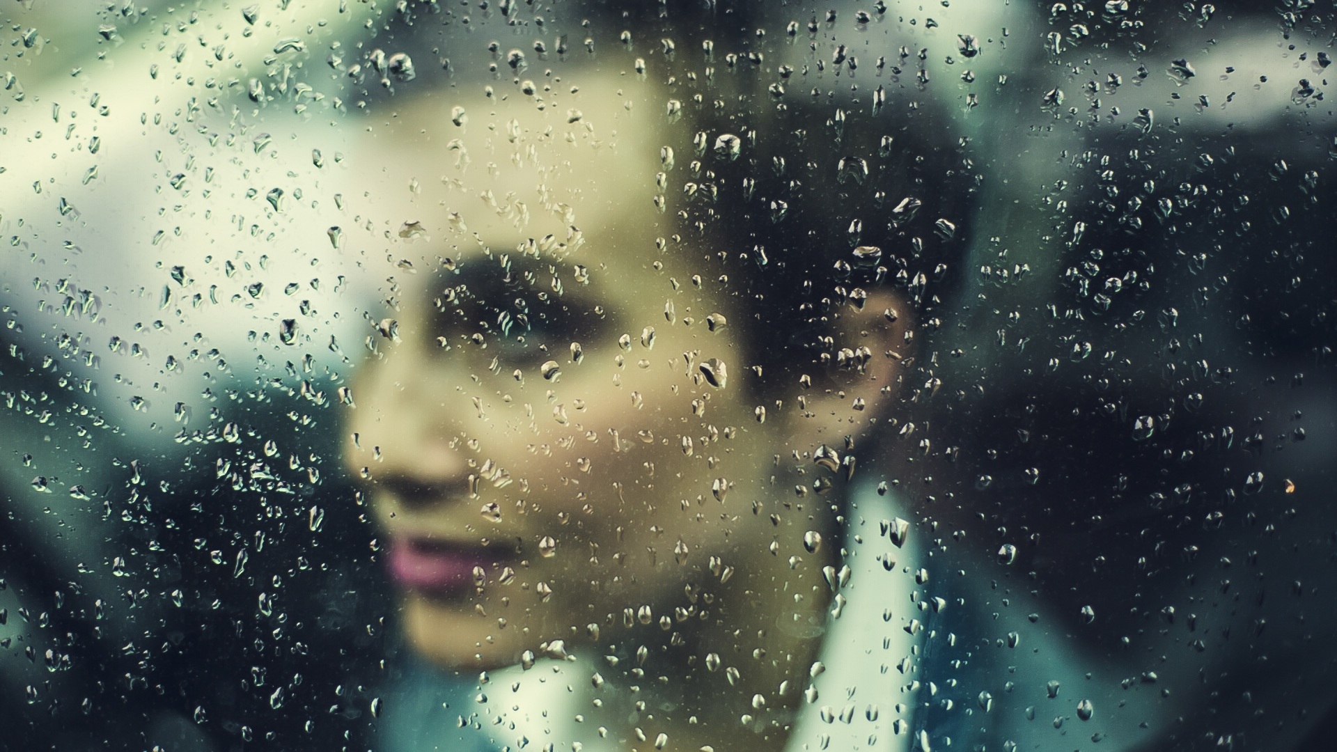 Слезы под дождем. Девушка за мокрым стеклом. Фотосессия с мокрым стеклом. Портрет на фоне дождя. Портрет через мокрое стекло.