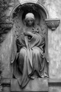 Black and white of the sculpture of the woman, in the arch