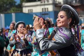 Mujer Peruana Bailando crowd