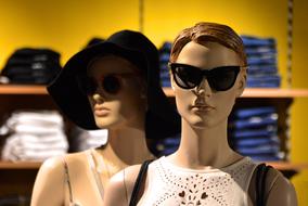 display dummy in sunglasses