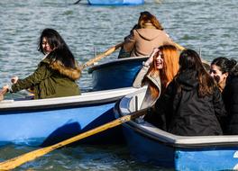 girls sail on rowboats