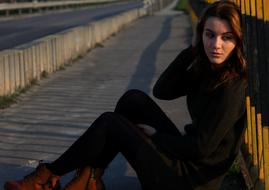 Portrait of the woman, posing on the path in the city
