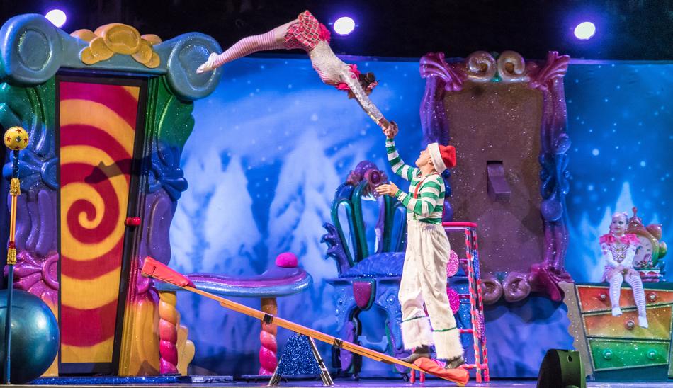 Acrobats Cirque Du Soleil performance