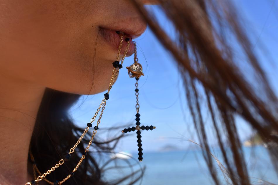 necklace with Cross in female Lips