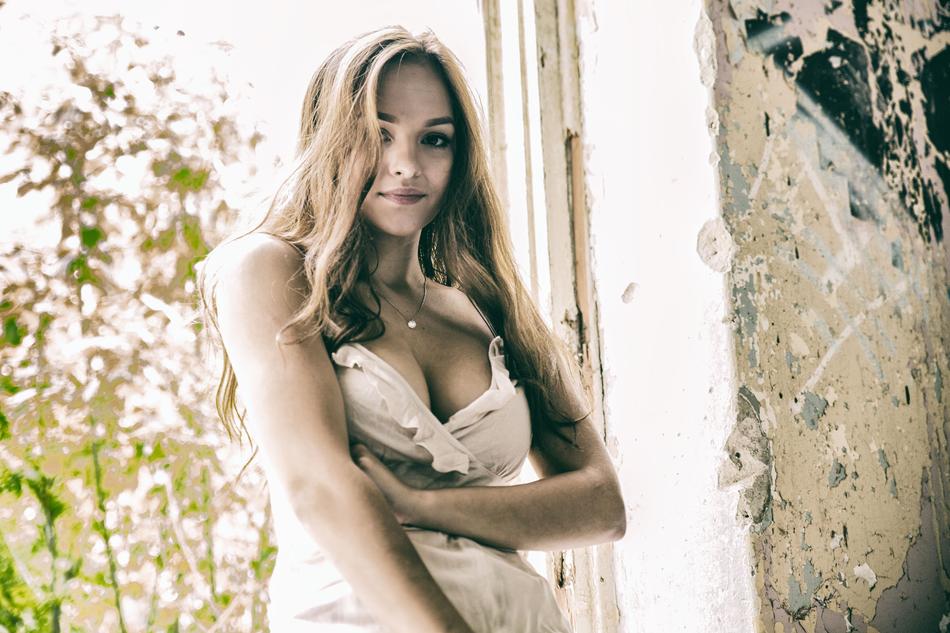 Model Woman Old