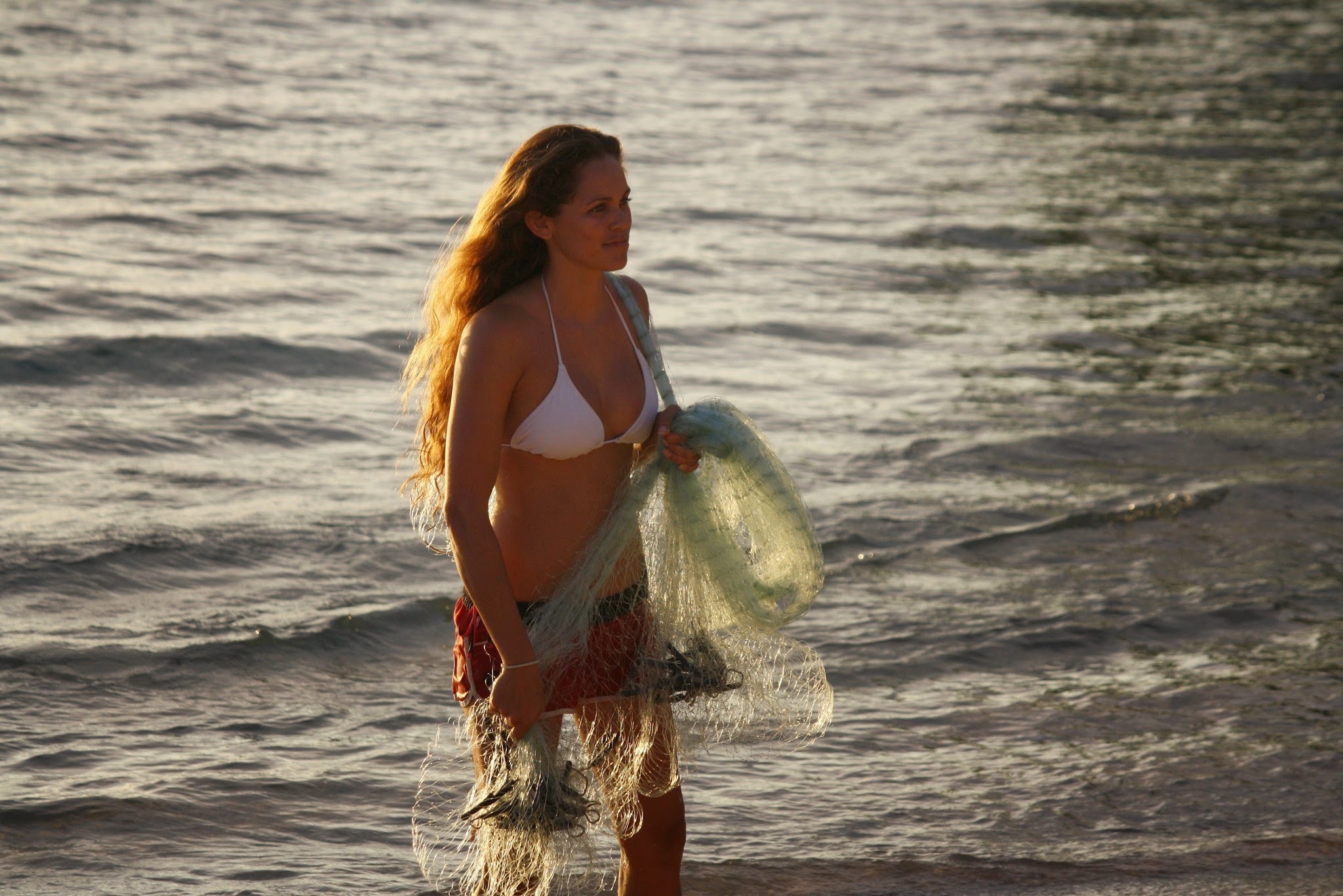 Ловить рыбу сетью во сне. Ловить рыбу во сне сачком для женщины в чистой воде. Рыбалка на Гавайях.