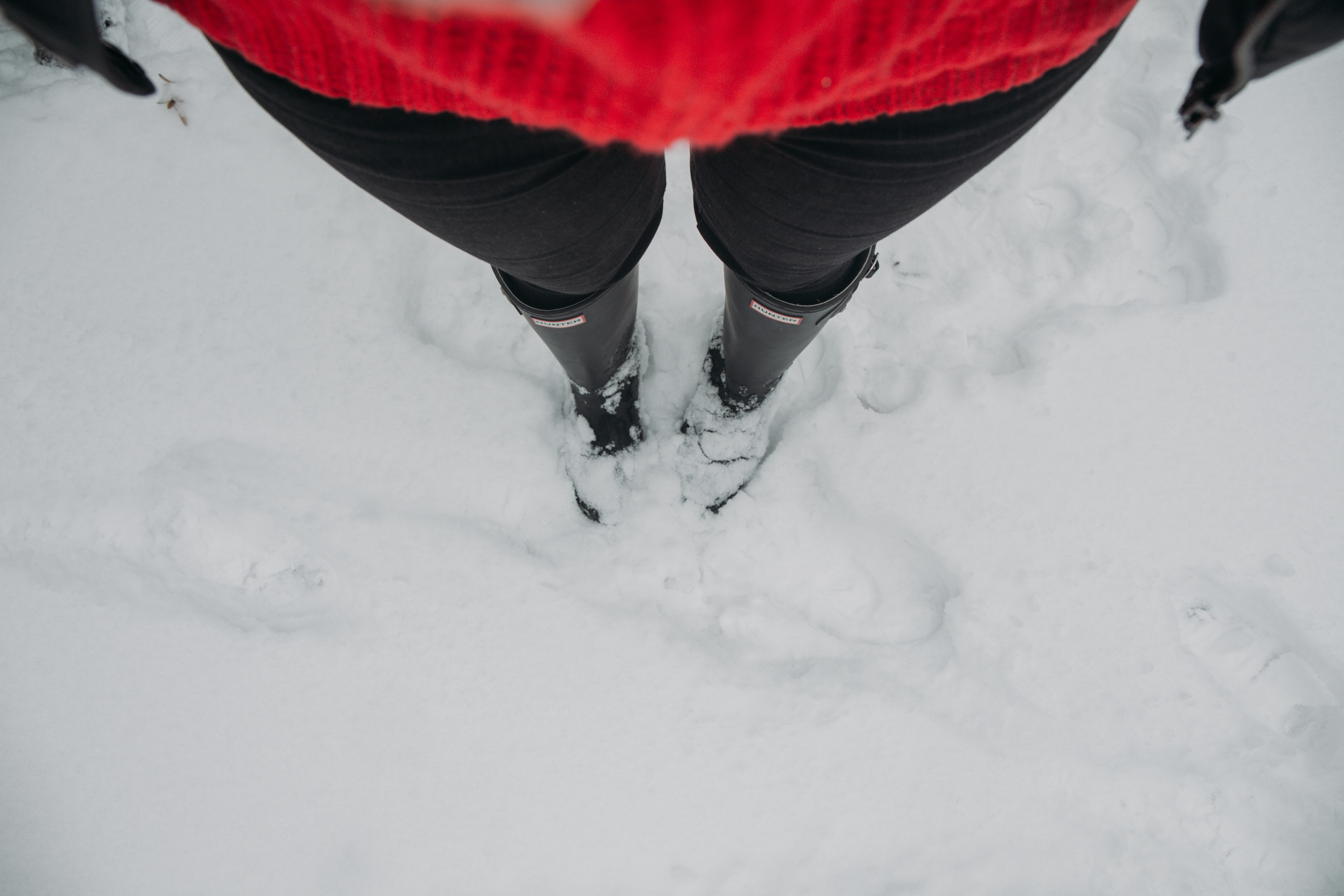 Ноги снежок. Ноги в снегу. Ноги в сугробе. Женские ножки на снегу. Зимой в туфлях.
