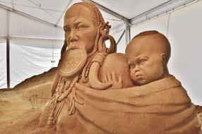 sand sculpture Mursi woman with child