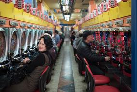 people play slot machines in China