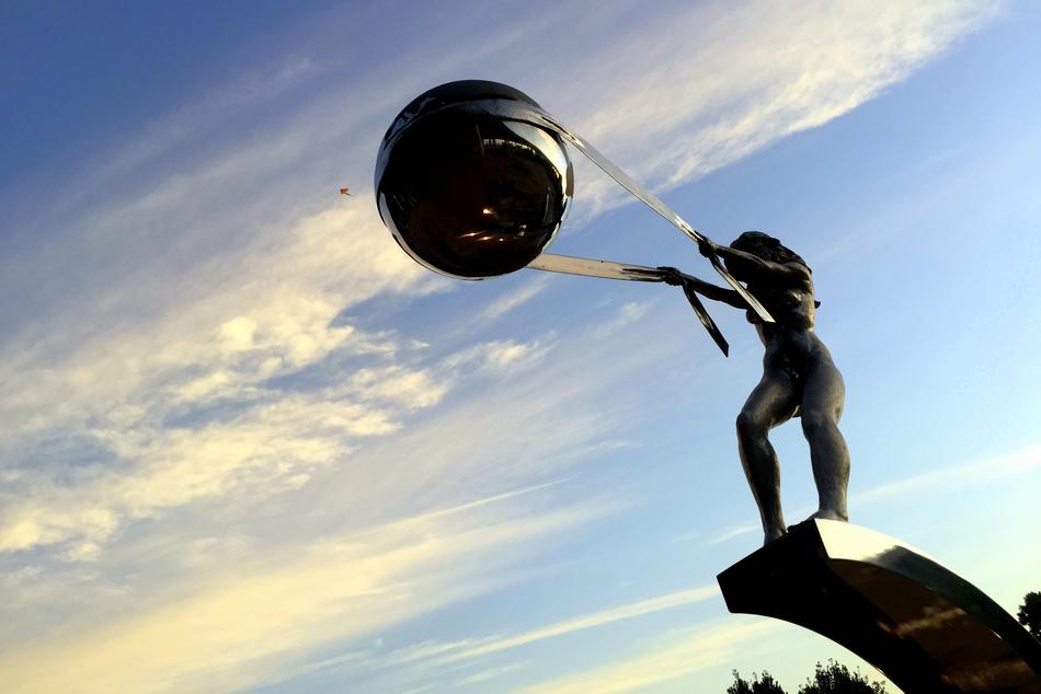 girl with globe Statue in Singapore