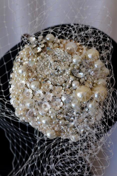luxurious headband with pearls