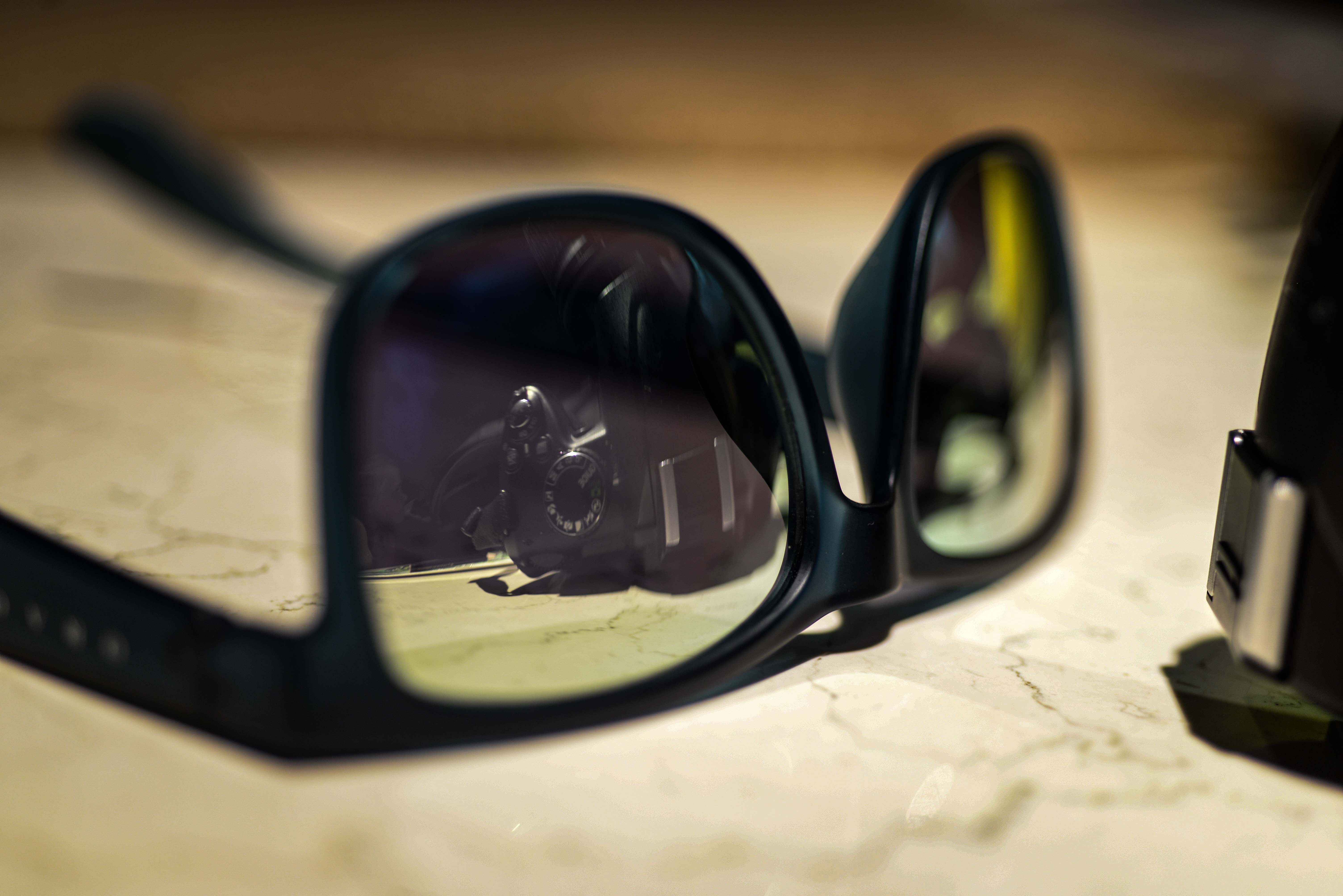 Царапины на солнечных очках. Отражение в очках. Красивое отражение в очках. Отражение в камере. Фон для отражения в очках.