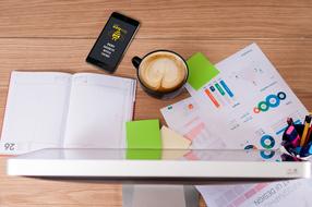 Freelancer Apple Imac papers
