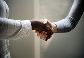 Agreement, female persons shaking Arms