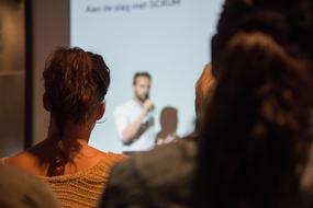 Speaking Man at screen, Presentation