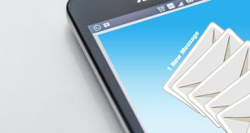 sending e-mail on the smartphone screen