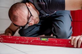 worker puts the tiles on level